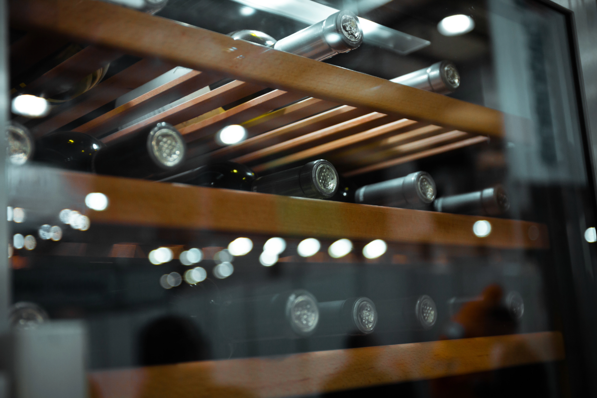 Caves de Vinho: Conserve os Seus Vinhos com Estilo e Precisão