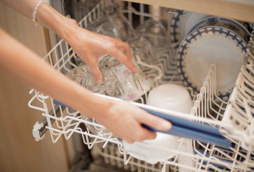 Máquina de Lavar Loiça Não Lava Bem? Causas Comuns e Soluções Rápidas